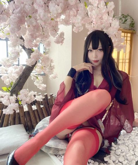 男女边摸边做边爱的动作描写_十万网红美女美酱